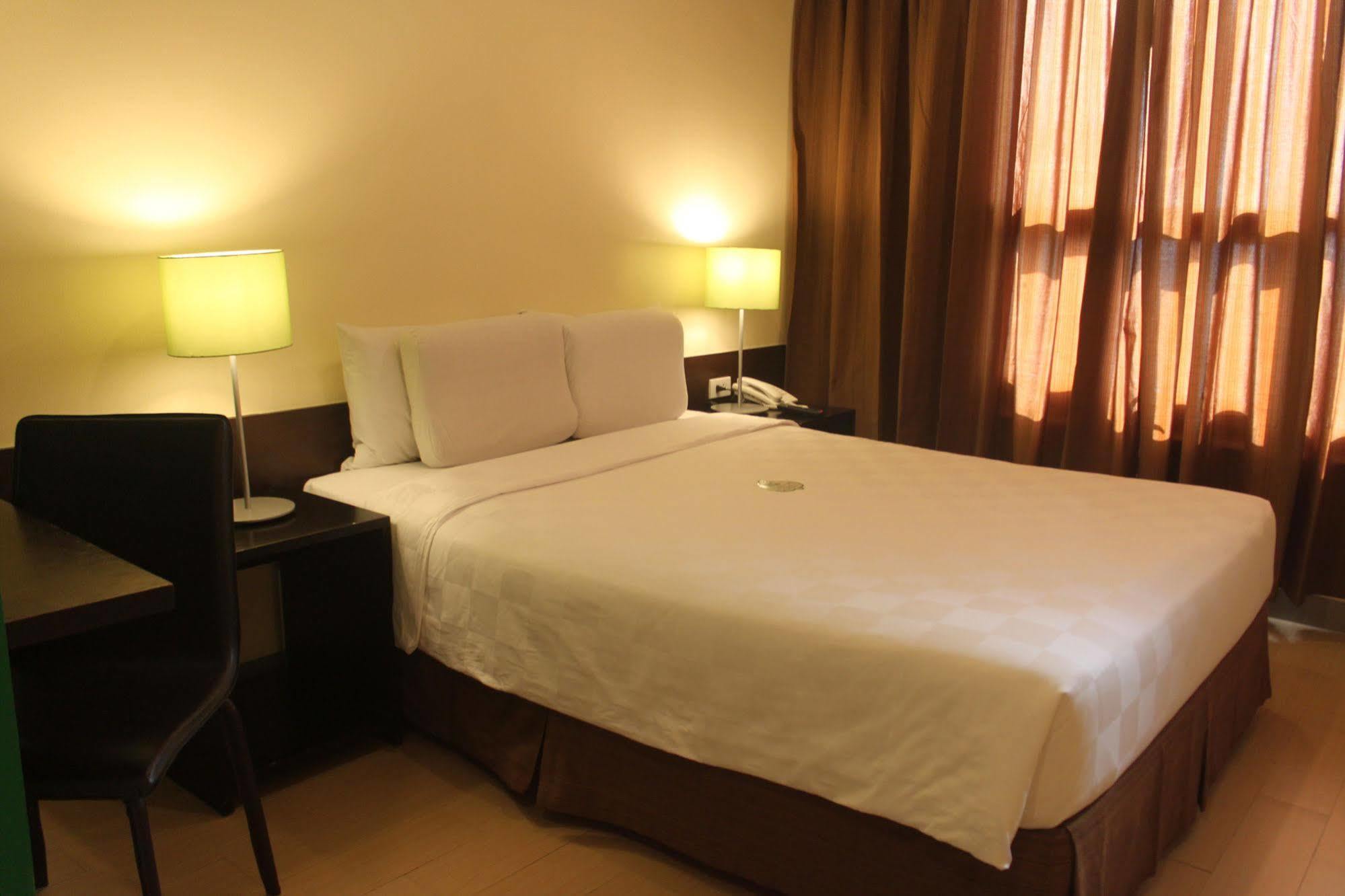 โรงแรมโก มันดาลูยอง Mandaluyong ภายนอก รูปภาพ
